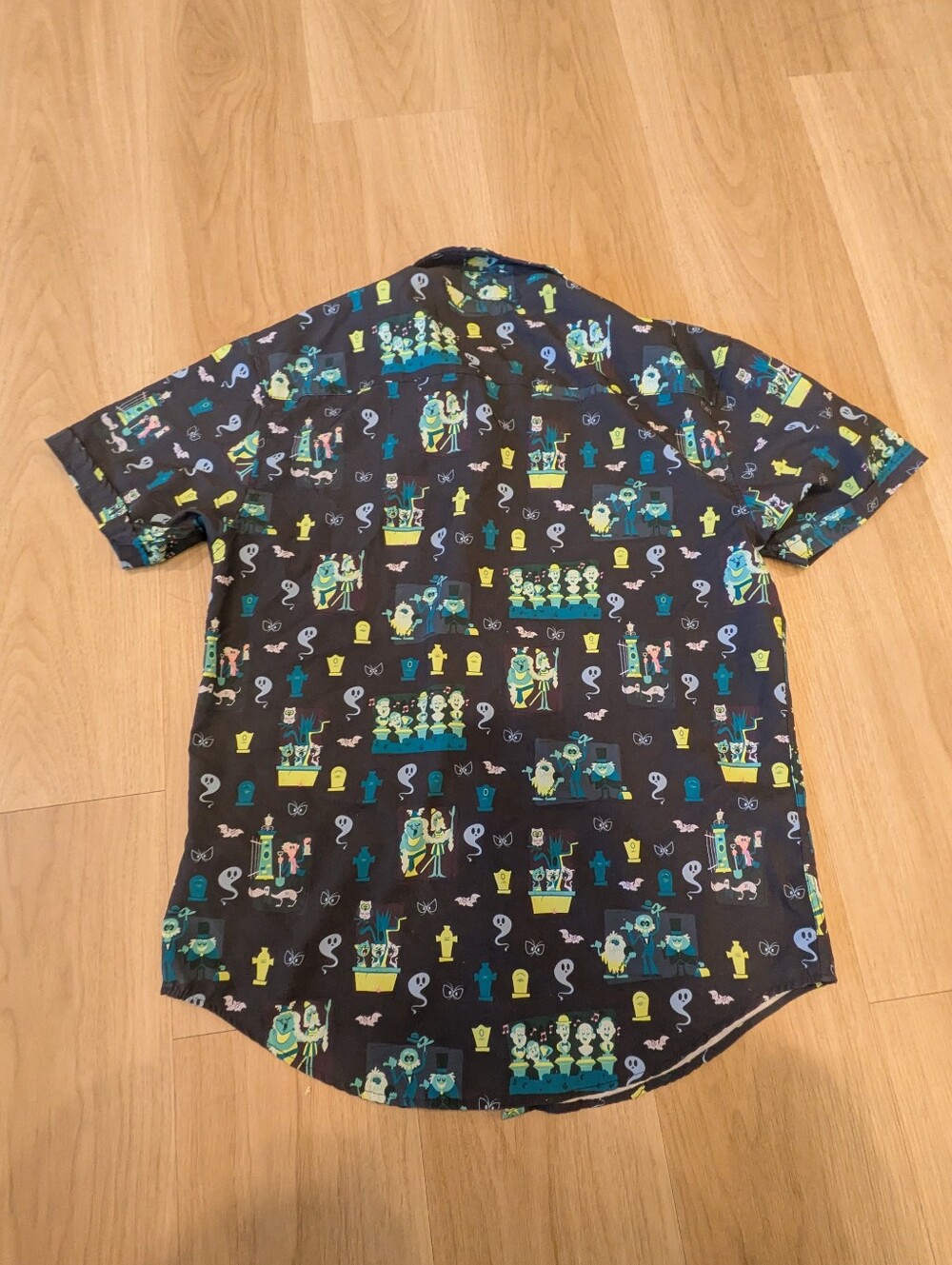 Disney Rsvlts Haunted Mansion Graveyard Button Up Size M - Picture 7 of 7